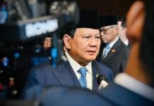 Prabowo Tegaskan Indonesia Netral dalam Perang Dagang AS-China, Siap Jadi Jembatan Perdamaian Presiden Prabowo Subianto saat menyampaikan pernyataan terkait perang dagang Amerika Serikat dan China di Antalya, Turki. Prabowo menegaskan posisi netral Indonesia dan kesiapan menjadi jembatan perdamaian antara kedua negara. Foto: Sekretariat Presiden