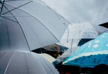 Cuaca Ekstrem di Bogor: BMKG Prediksi Hujan Lebat dan Petir Sepekan, Warga Diimbau Waspada Siaga Hujan Lebat: Tips Aman Hadapi Cuaca Ekstrem. Foto: Freepik