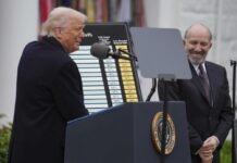 Trump Resmi Terapkan Tarif Impor Baru, 180 Negara Terdampak, Indonesia Kena 32 Persen Presiden AS Donald Trump menandatangani instruksi pemberlakuan tarif masuk baru yang berdampak pada 180 negara, termasuk Indonesia. Foto: AP