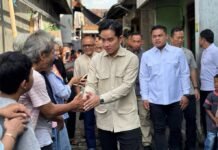 Gibran Apresiasi Silaturahmi Didit Prabowo dengan Para Tokoh di Hari Raya Idulfitri Wapres Gibran Rakabuming Raka saat menyapa warga di Surakarta (foto: Setwapres)