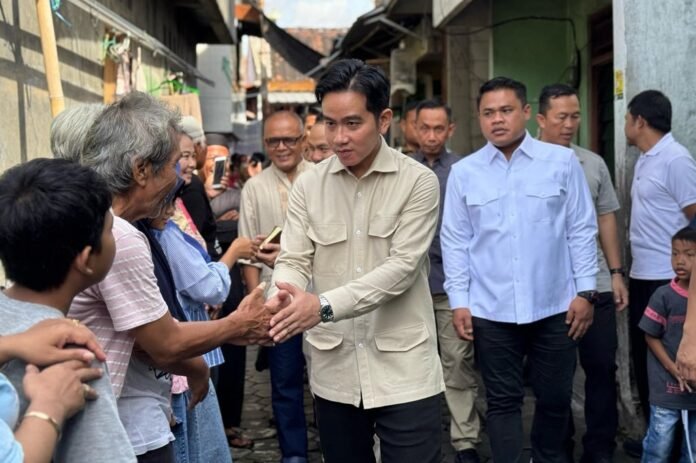 Wapres Gibran Rakabuming Raka saat menyapa warga di Surakarta (foto: Setwapres)