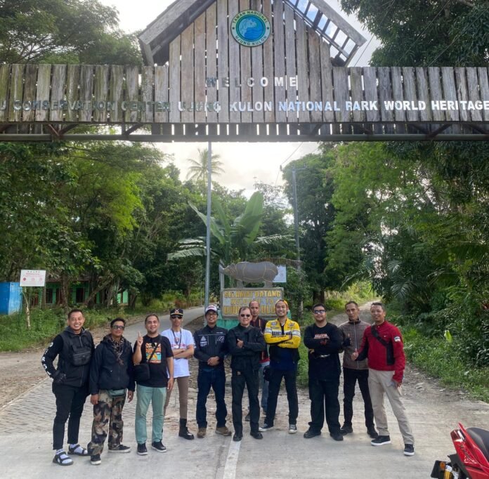 Rombongan Komunitas Masyarakat Transportasi berfoto bersama di Ujung Kulon, Sabtu (3/5/2025). Foto: Harnas.id