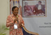 Ketua KKS Beny M: Mari Jaga Silaturahmi, Eratkan Persaudaraan Keluarga Sidik Om Beny, Ketua KKS, menyampaikan sambutan penuh semangat tentang pentingnya menjaga kekuatan silaturahmi antar generasi. Foto: harnas.id/ Rangga Firmansyah