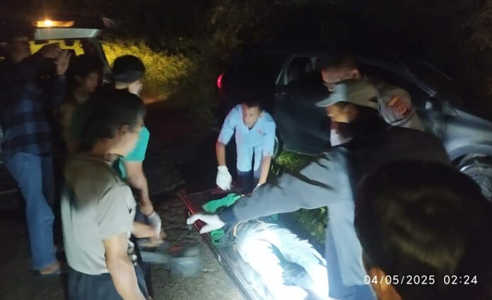 Seorang pria berjaket ojol ditemukan tewas dengan luka di bagian leher di kawasan perumahan mangkrak di Kampung Sukabakti, Desa Cibeber 1, Kecamatan Leuwiliang, Kabupaten Bogor, Minggu (4/5/2025).