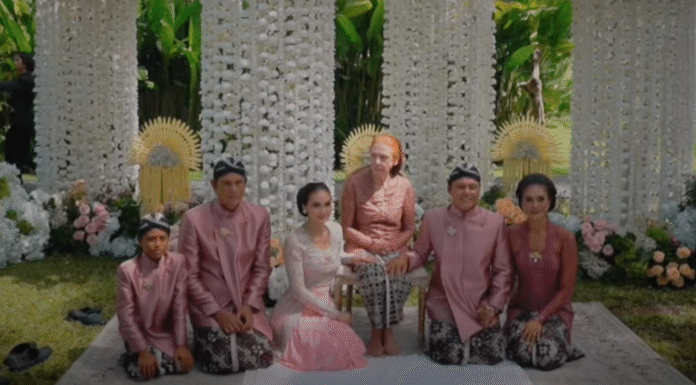 Luna Maya dan Maxime Bouttier Resmi Menikah di Bali Cinta yang dipersatukan doa dan restu. Selamat kepada pasangan Luna Maya dan Maxime Bouttier!. Foto: Tangkapan layar