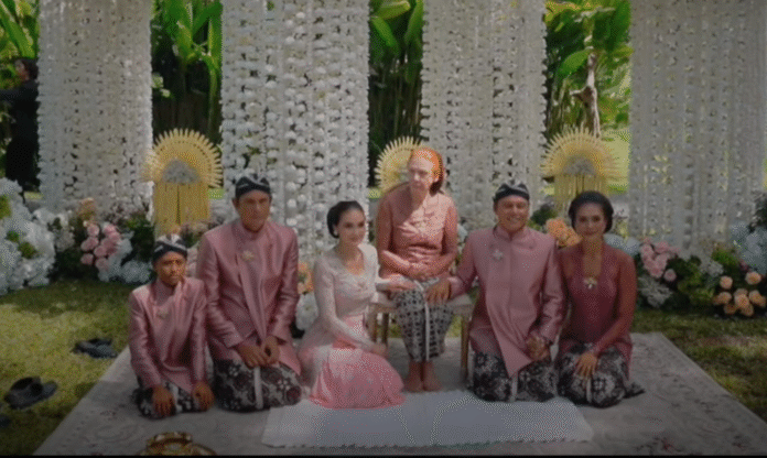 Cinta yang dipersatukan doa dan restu. Selamat kepada pasangan Luna Maya dan Maxime Bouttier!. Foto: Tangkapan layar