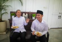 Hangatnya Doclang, Hangatnya Kerja Sama: Dedie Sambut Kaesang di Balai Kota Bogor Wali Kota Bogor Dedie A. Rachim dan Ketua Umum PSI Kaesang Pangarep menikmati santapan khas Bogor, Doclang, dalam pertemuan hangat penuh keakraban di Balai Kota Bogor, Jumat (2/5/2025). Foto: Pemkot Bogor