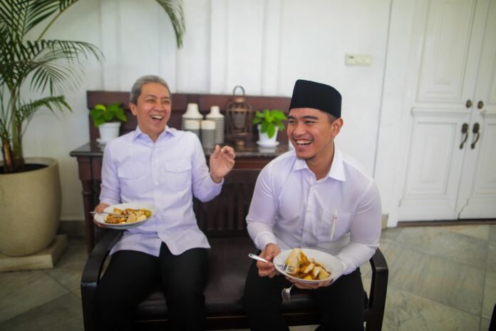 Diplomasi Doclang Wali Kota Bogor Dedie A. Rachim dan Ketua Umum PSI Kaesang Pangarep menikmati santapan khas Bogor, Doclang, dalam pertemuan hangat penuh keakraban di Balai Kota Bogor, Jumat (2/5/2025). Foto: Pemkot Bogor