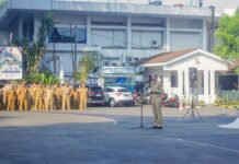 Dedie Rachim Ajak ASN dan Pasangan Muda Daftar Haji Sekarang, Masa Tunggu Capai 22 Tahun Wali Kota Bogor Dedie A. Rachim memberikan arahan saat Apel Pagi di Plaza Balai Kota, mengajak pasangan muda dan ASN mendaftar haji lebih awal, Senin (5/5/2025). Foto: Pemkot Bogor
