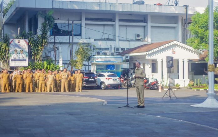 ASN Wali Kota Bogor Dedie A. Rachim memberikan arahan saat Apel Pagi di Plaza Balai Kota, mengajak pasangan muda dan ASN mendaftar haji lebih awal, Senin (5/5/2025). Foto: Pemkot Bogor