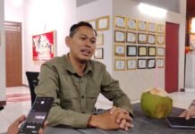 PLH Ketua KPU Kota Bogor Klarifikasi Dugaan Gratifikasi, Sebut Urusan Pribadi Bukan Institusi Plh Ketua KPU Kota Bogor Ferry Buchori Muslim memberikan keterangan kepada media terkait isu dugaan gratifikasi yang menyeret Ketua KPU definitif, Kamis (8/5/2025). Foto: Harnas.id