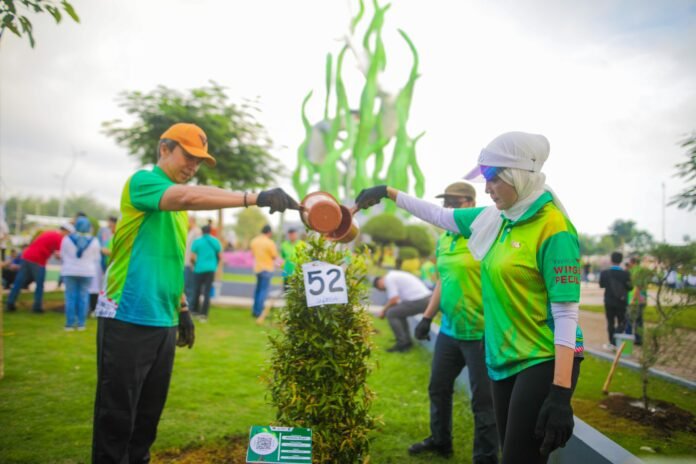 Wali Kota Bogor, Dedie A. Rachim, bersama para kepala daerah menanam pohon pucuk merah di Taman Suroboyo sebagai simbol komitmen pelestarian lingkungan dalam Munas VII APEKSI, Jumat (9/5/2025). Foto: Harnas.id