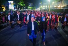 Kota Bogor Memikat di Karnaval Budaya Munas APEKSI 2025 di Surabaya Kota Bogor tampil penuh semangat di Karnaval Budaya APEKSI Surabaya, memukau penonton lewat tarian khas yang menggambarkan kekuatan dan semarak kebhinekaan. Foto: Harnas.id