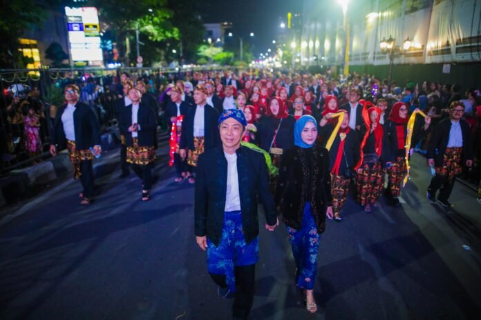 Kota Bogor tampil penuh semangat di Karnaval Budaya APEKSI Surabaya, memukau penonton lewat tarian khas yang menggambarkan kekuatan dan semarak kebhinekaan. Foto: Harnas.id