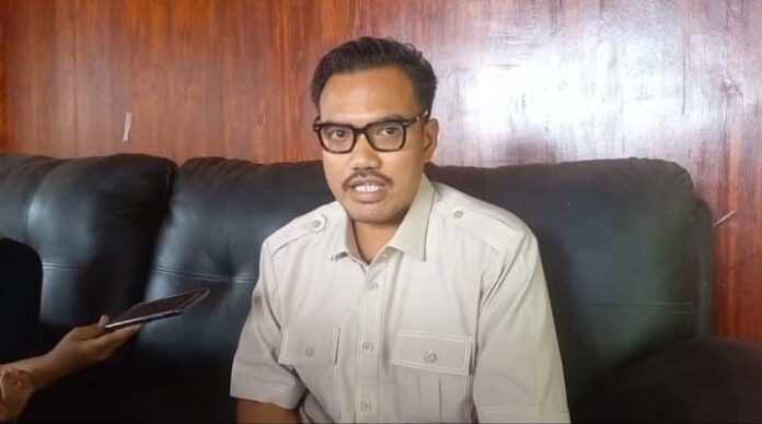 Anggota DPRD Kota Depok dari Fraksi Gerindra, Gerry Wahyu Riyanto Anggota DPRD Kota Depok dari Fraksi Gerindra, Gerry Wahyu Riyanto, saat menyampaikan dukungannya terhadap usulan pembinaan remaja nakal di barak militer sebagai solusi mencegah kenakalan pelajar di wilayah Depok, Sabtu (10/5/2025). Foto: Harnas.id