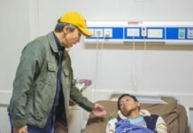 Dedie Rachim Pastikan Penanganan Dugaan Keracunan Siswa Terus Dilakukan Secara Menyeluruh Wali Kota Bogor, Dedie A. Rachim menjenguk siswa korban dugaan keracunan makanan di RSUD Kota Bogor, Sabtu (10/5/2025), sebagai bentuk komitmen penanganan serius dari Pemkot Bogor. Foto: Pemkot Bogor