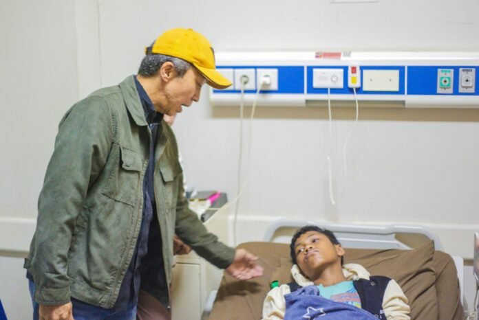 Wali Kota Bogor, Dedie A. Rachim menjenguk siswa korban dugaan keracunan makanan di RSUD Kota Bogor, Sabtu (10/5/2025), sebagai bentuk komitmen penanganan serius dari Pemkot Bogor. Foto: Pemkot Bogor