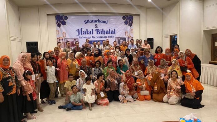 Hangatnya kebersamaan dalam Halal Bihalal Keluarga Besar Sidik (KKS) di Hotel Onih, Bogor – 10 Mei 2025. Momen silaturahmi yang mempererat hati dan menyatukan generasi. Foto: Harnas.id