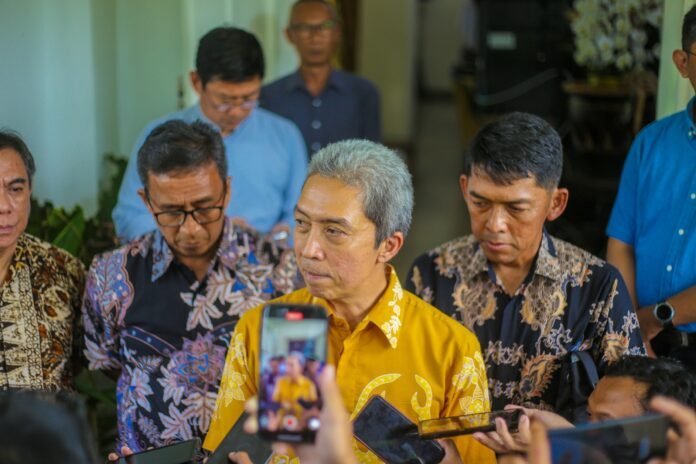 Wali Kota Bogor, Dedie A. Rachim, memberikan keterangan pers terkait pengetatan SOP makanan sekolah usai temuan bakteri penyebab keracunan siswa. (Foto: Dok. Pemkot Bogor)