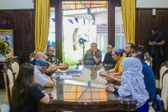 PETA Wali Kota Bogor Dedie Rachim menerima kunjungan Yayasan PETA, membahas pelestarian semangat perjuangan melalui rencana pembangunan Patung Jenderal Sudirman. Foto: Istimewa