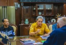 Dedie Rachim Sambut Dubes Swedia: Perkuat Riset, Inovasi, dan Potensi Minyak Atsiri Wali Kota Bogor Dedie Rachim bersama Dubes Swedia Daniel Blockert saat kunjungan ke SEAMEO BIOTROP, membahas kolaborasi riset minyak atsiri dan inovasi pertanian tropika. Foto: Istimewa