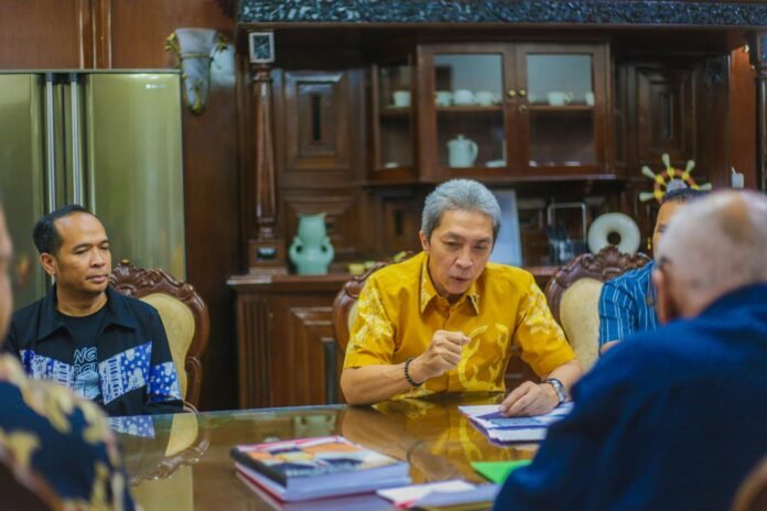 Wali Kota Bogor Wali Kota Bogor Dedie Rachim bersama Dubes Swedia Daniel Blockert saat kunjungan ke SEAMEO BIOTROP, membahas kolaborasi riset minyak atsiri dan inovasi pertanian tropika. Foto: Istimewa