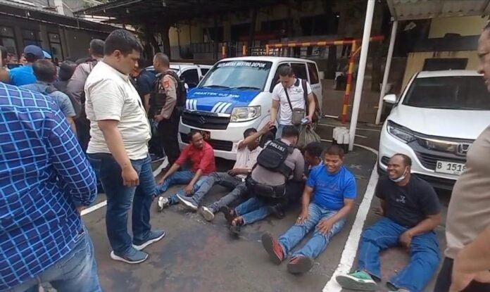 Petugas Satreskrim Polres Metro Depok saat mengamankan pria yang diduga preman dalam Operasi Berantas Jaya 2025 di Harjamukti. Foto: Agung/ Harnas.id