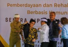 Pilot Project Program Pemberdayaan Sosial Hingga Rehabilitasi Kecanduan Judol Menko PM Abdul Muhaimin Iskandar dan Wali Kota Bogor Dedie A. Rachim saat meninjau lokasi Sentra Cipta Mandiri (SCM) sebagai pilot project pemberdayaan sosial dan rehabilitasi kecanduan judi online di Sukamulya, Bogor Timur, Senin (5/5/2025).Foto: Pemkot Bogor