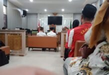 Bawa Hampir 1 Kg Sabu dan 21 Butir Ekstasi, Dua Bandar Divonis 14 Tahun Penjara Majelis hakim PN Depok menjatuhkan vonis 14 tahun penjara kepada dua terdakwa pemilik hampir 1 kg sabu dan puluhan butir ekstasi. Foto: Harnas.id
