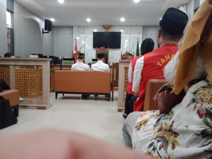 PN Depok Majelis hakim PN Depok menjatuhkan vonis 14 tahun penjara kepada dua terdakwa pemilik hampir 1 kg sabu dan puluhan butir ekstasi. Foto: Harnas.id