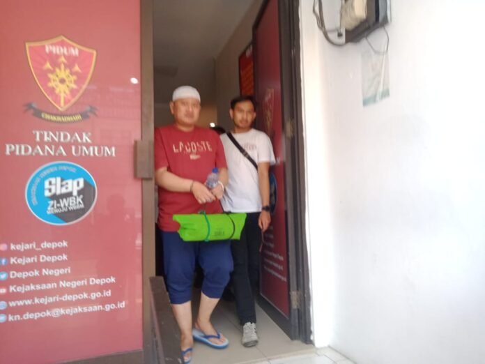 Kejari Depok menerima pelimpahan tersangka kasus dugaan asusila anggota DPRD Kota Depok, Rudy Kurniawan, dari penyidik Polres Metro Depok, Selasa (27/5/2025). Foto: Harnas.id/ Agung