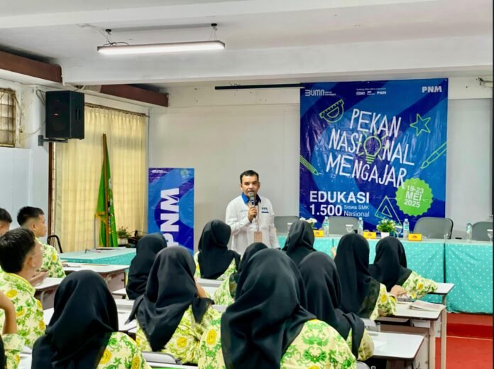 PNM Perwakilan PNM memberikan materi kewirausahaan kepada siswa SMK dalam program Pekan Nasional Mengajar, membagikan inspirasi dan pengalaman nyata dari dunia usaha. Foto: Istimewa