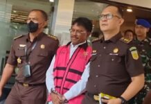 PK Ditolak, Johnny G Plate Tetap Jalani Hukuman 15 Tahun Penjara Menkominfo Johnny G Plate mengenakan rompi tahanan khas Kejagung berwarna pink di Lobi Gedung Bundar Kejagung, Jakarta, Rabu (17/5/2023). Foto: Istimewa