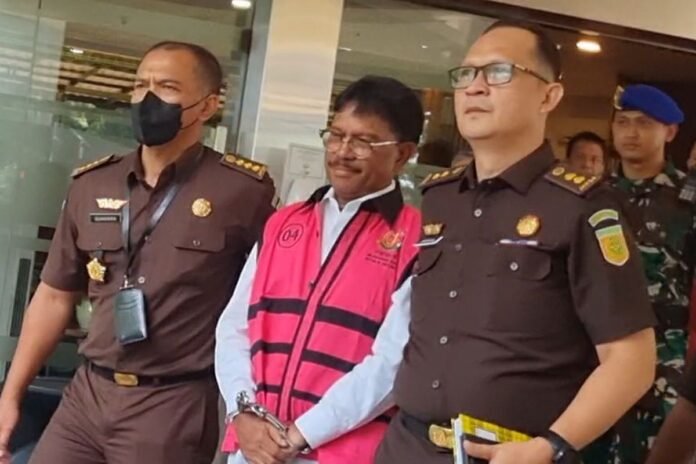 Menkominfo Johnny G Plate mengenakan rompi tahanan khas Kejagung berwarna pink di Lobi Gedung Bundar Kejagung, Jakarta, Rabu (17/5/2023). Foto: Istimewa