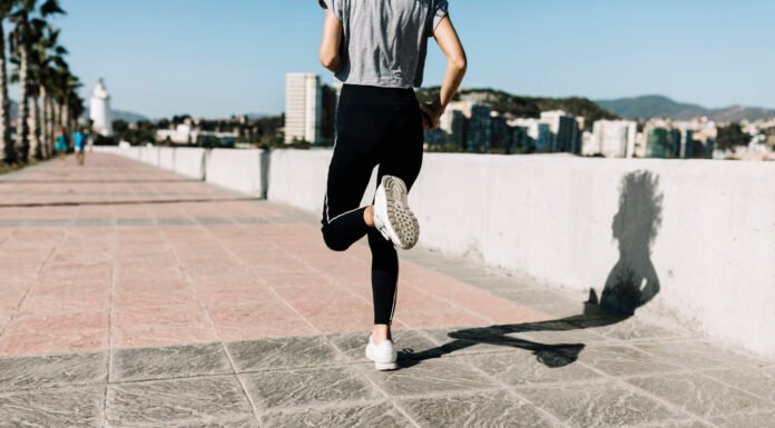 Lari Bukan Sekadar Olahraga: Inilah Manfaat Kesehatan Fisik dan Mental yang Jarang Disadari Lari bukan soal cepat atau lambat, tapi tentang terus bergerak menuju versi terbaik diri kita. Foto: Freepik