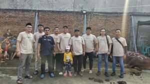 Tim BK Corp berfoto bersama usai pelaksanaan penyembelihan hewan qurban di Cimanggis Indah, Sabtu (7/6/2025). Foto: Harnas.id