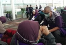 Pesawat Pembawa 442 Jemaah Haji Asal Depok Diancam Bom, Mendarat Darurat di Bandara Kualanamu Evakuasi jemaah haji Kloter 12 JKS asal Kota Depok di Bandara Kualanamu usai pendaratan darurat akibat ancaman bom, Selasa (17/6/2025). Foto: Istimewa