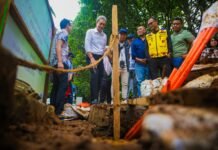 Dedie Rachim Dorong Penataan Kabel Demi Wajah Kota yang Rapi dan Aman Wali Kota Bogor, Dedie A. Rachim meninjau progres pelaksanaan penurunan kabel jaringan atas utilitas publik yang dimasukan ke dalam tanah di Kota Bogor, Minggu (1/6/2025). Foto: Harnas.id/ Aditya Aji
