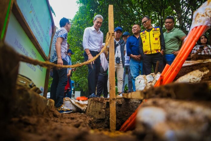 Wali Kota Bogor, Dedie A. Rachim meninjau progres pelaksanaan penurunan kabel jaringan atas utilitas publik yang dimasukan ke dalam tanah di Kota Bogor, Minggu (1/6/2025). Foto: Harnas.id/ Aditya Aji