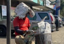 Kisah Maman Bertahan Jadi Loper Koran di Bogor Pahlawan Berita di Jalanan: Potret Maman, Loper Koran 35 Tahun. Foto: Harnas.id/ IJS