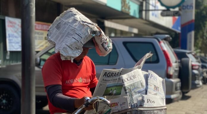 Kisah Maman Bertahan Jadi Loper Koran di Bogor Pahlawan Berita di Jalanan: Potret Maman, Loper Koran 35 Tahun. Foto: Harnas.id/ IJS