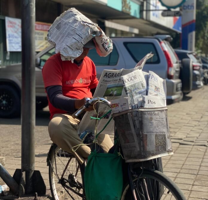 Loper Koran Pahlawan Berita di Jalanan: Potret Maman, Loper Koran 35 Tahun. Foto: Harnas.id/ IJS