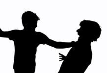 Perawat RS UMMI Jadi Korban Pemukulan, Pelaku Diduga Eks Pungli Parkir di Empang Ilustrasi tenaga kesehatan di ruang IGD. Kasus kekerasan terhadap perawat di RS UMMI Bogor kembali mengingatkan pentingnya perlindungan hukum bagi petugas medis. Foto: Ilustrasi