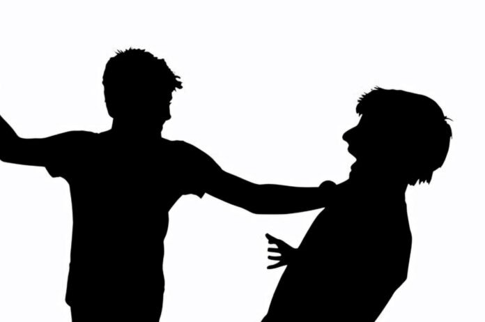 Ilustrasi Kekerasan Ilustrasi tenaga kesehatan di ruang IGD. Kasus kekerasan terhadap perawat di RS UMMI Bogor kembali mengingatkan pentingnya perlindungan hukum bagi petugas medis. Foto: Ilustrasi