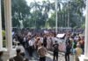 Ratusan Pedagang Pasar Bogor Demo di Balaikota: Tolak Relokasi Sepihak, Tuntut Keadilan dan Dialog Terbuka Ratusan pedagang Pasar Bogor menggelar aksi damai di depan Balaikota, menolak relokasi sepihak dan menuntut dialog terbuka dengan pemerintah, Senin (2/6/2025). Foto: Harnas.id/ Genta
