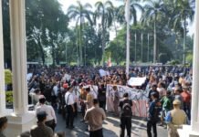 Ratusan Pedagang Pasar Bogor Demo di Balaikota: Tolak Relokasi Sepihak, Tuntut Keadilan dan Dialog Terbuka Ratusan pedagang Pasar Bogor menggelar aksi damai di depan Balaikota, menolak relokasi sepihak dan menuntut dialog terbuka dengan pemerintah, Senin (2/6/2025). Foto: Harnas.id/ Genta