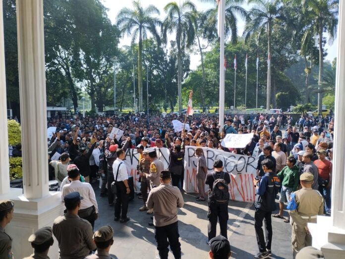 Ratusan pedagang Pasar Bogor menggelar aksi damai di depan Balaikota, menolak relokasi sepihak dan menuntut dialog terbuka dengan pemerintah, Senin (2/6/2025). Foto: Harnas.id/ Genta