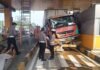 Truk Fuso Mengalami Rem Blong, Kecelakaan Beruntun Terjadi di Tol Ciawi Bogor Situasi di lokasi kecelakaan beruntun melibatkan truk dan dua mobil lainnya di Gerbang Tol Ciawi 2. Foto: Istimewa