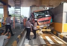 Truk Fuso Mengalami Rem Blong, Kecelakaan Beruntun Terjadi di Tol Ciawi Bogor Situasi di lokasi kecelakaan beruntun melibatkan truk dan dua mobil lainnya di Gerbang Tol Ciawi 2. Foto: Istimewa