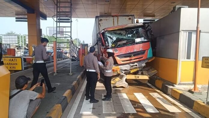 Situasi di lokasi kecelakaan beruntun melibatkan truk dan dua mobil lainnya di Gerbang Tol Ciawi 2. Foto: Istimewa